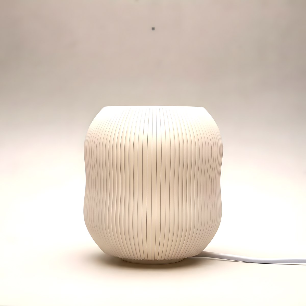 Luminária Boluda, apagada em fundo neutro