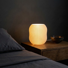 Luminária Boluda, luminária impressa em 3D da Éttore Decor, acesa num ambiente à noite