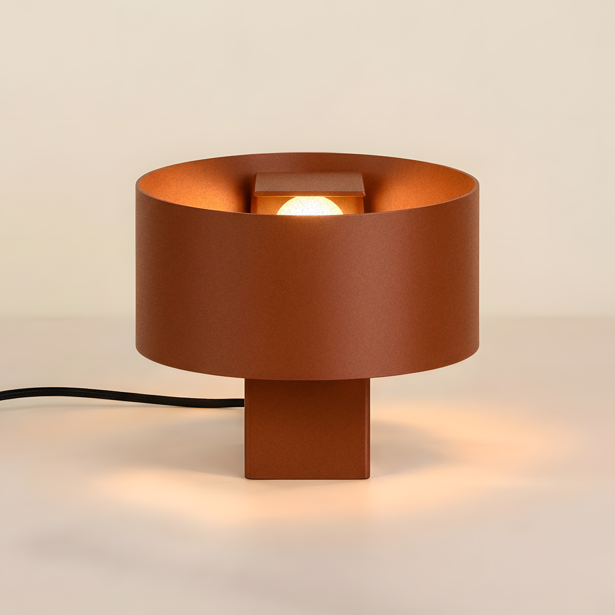Luminária Satu, luminária impressa em 3D da Éttore Decor, acesa em fundo neutro