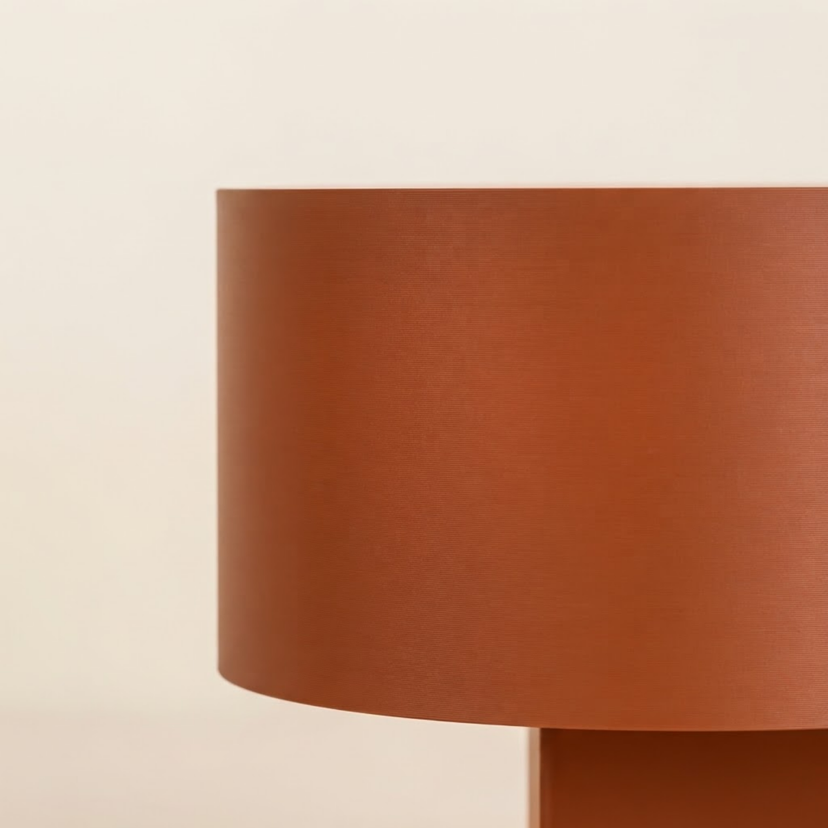 Luminária Satu, luminária impressa em 3D da Éttore Decor, acesa, detalhe da textura