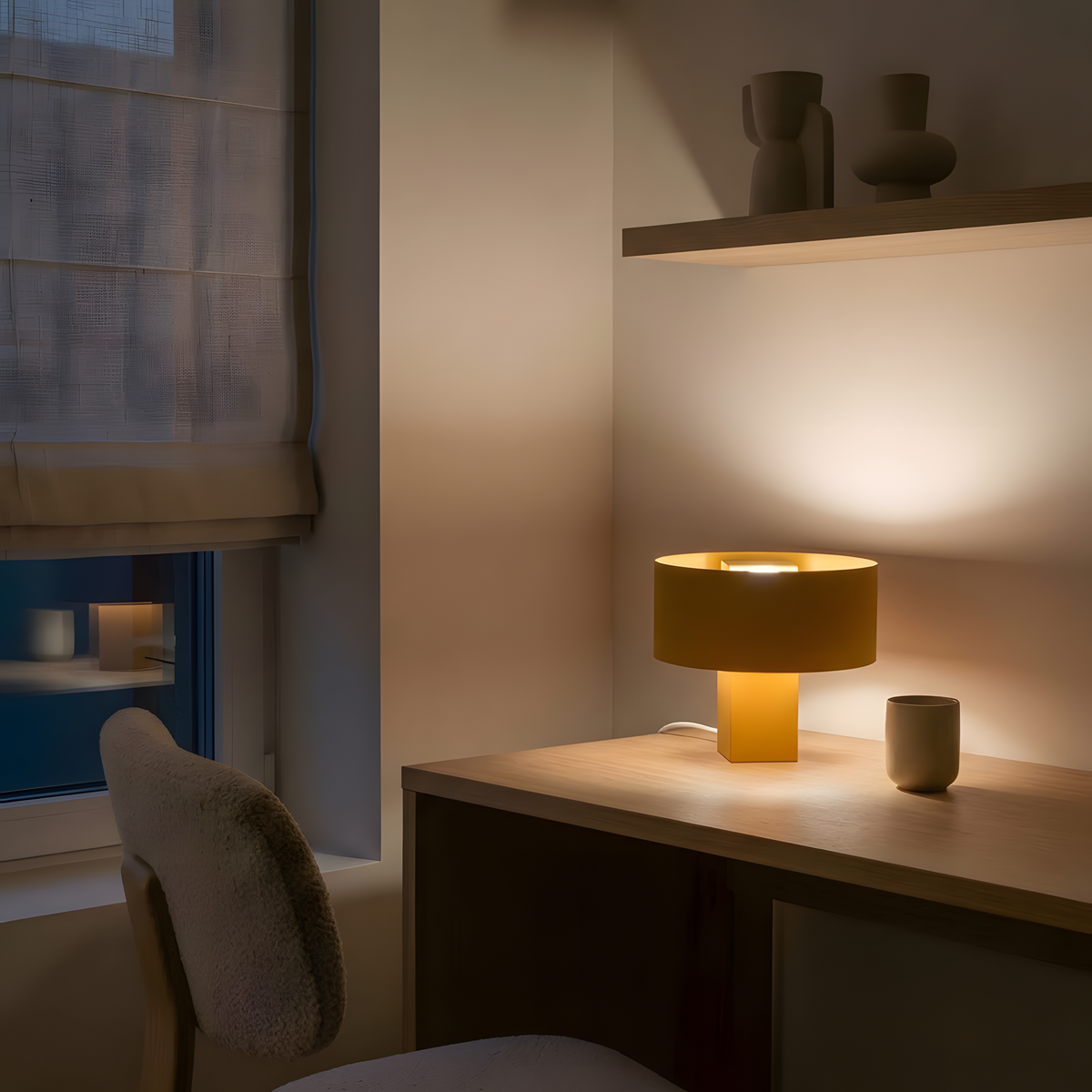 Luminária Satu amarela, luminária impressa em 3D da Éttore Decor, acesa num escritório