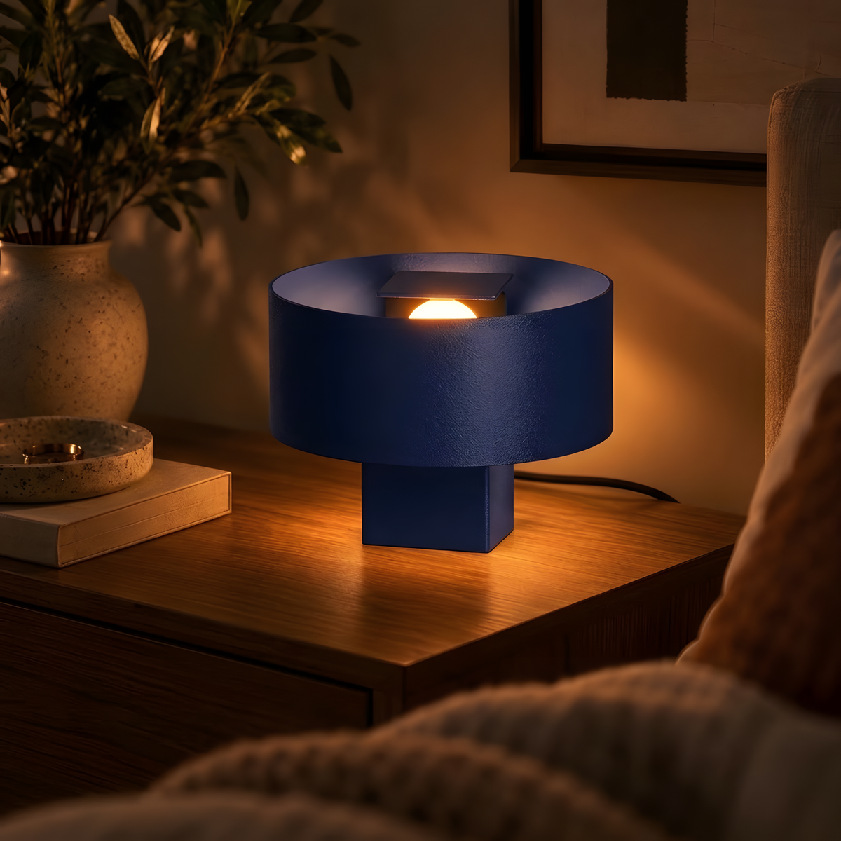 Luminária Satu azul marinho, luminária impressa em 3D da Éttore Decor, acesa num quarto, à noite
