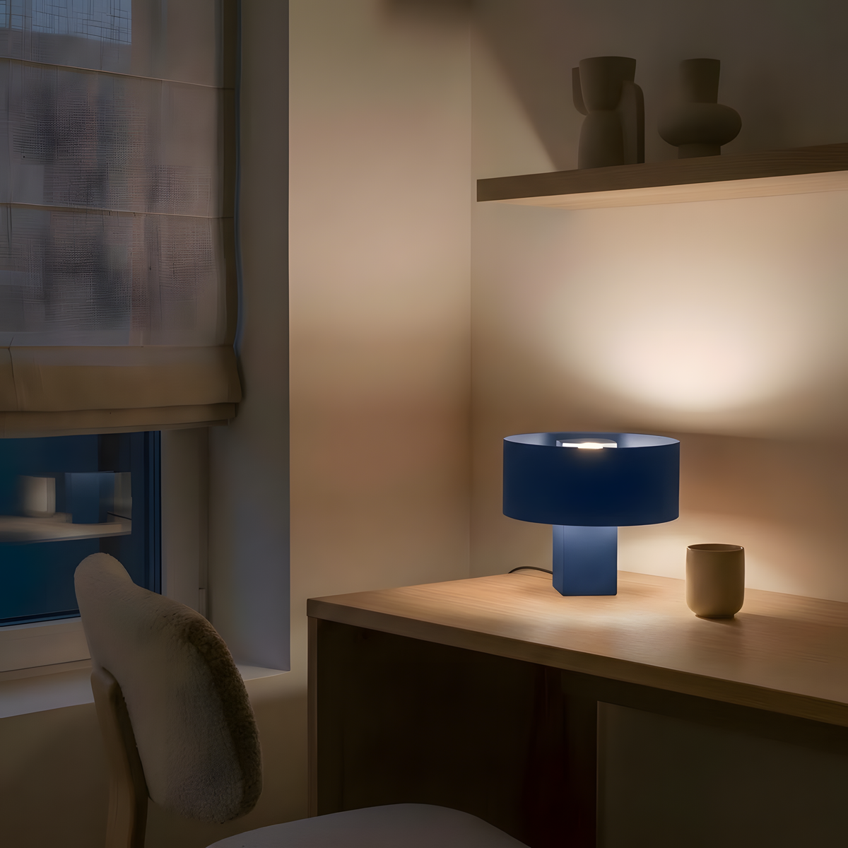 Luminária Satu azul marinho, luminária impressa em 3D da Éttore Decor, acesa num escritório