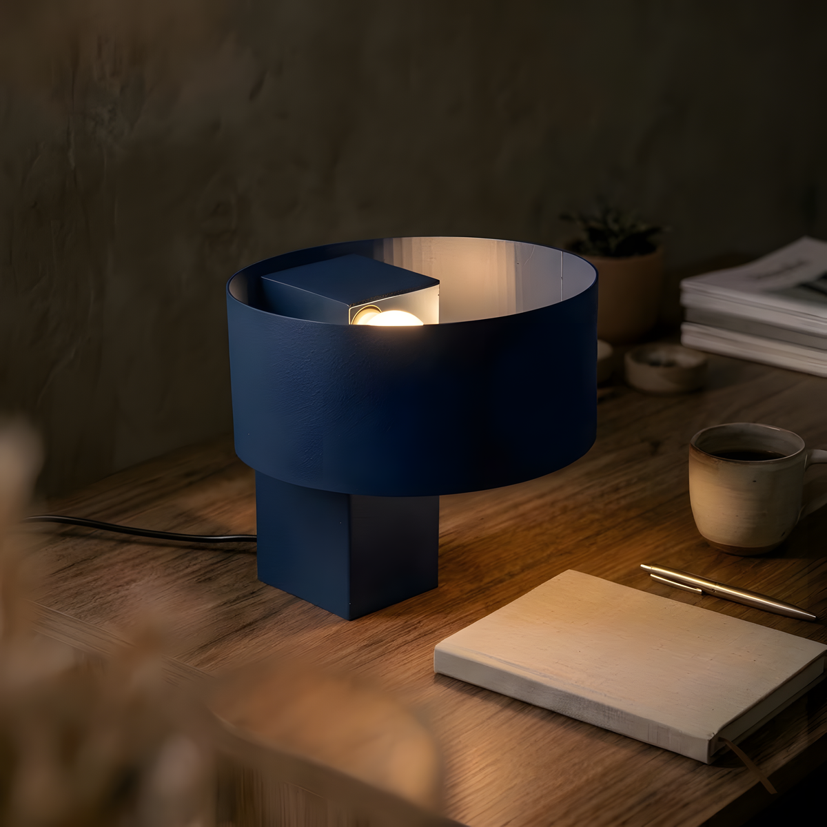 Luminária Satu azul marinho, luminária impressa em 3D da Éttore Decor, à noite, sobre a mesa, como única luz