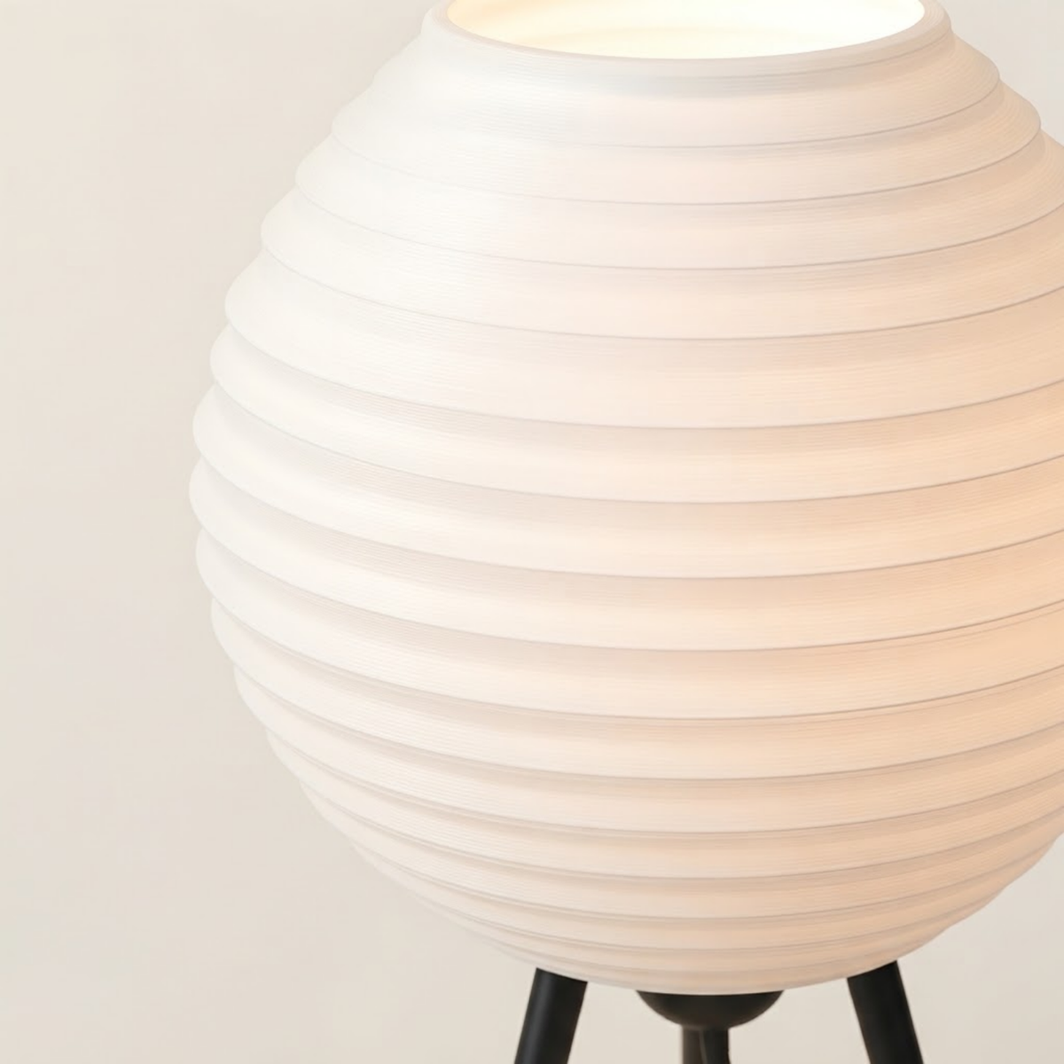 Luminária Tokyo, luminária impressa em 3D da Éttore Decor, acesa, detalhe da textura