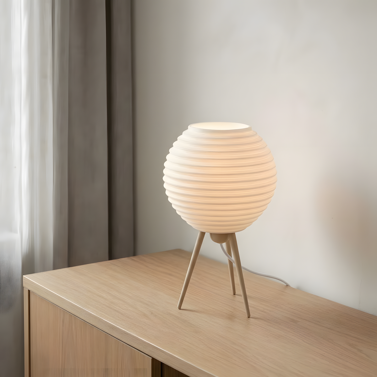 Luminária Tokyo com base bege, luminária impressa em 3D da Éttore Decor, acesa num ambiente