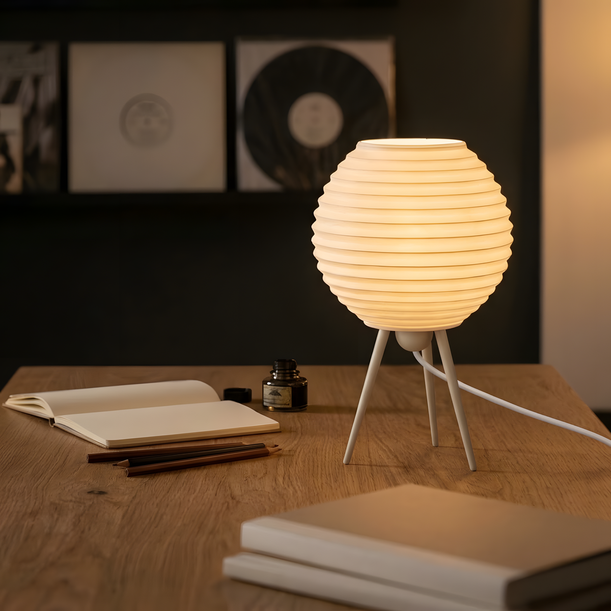 Luminária Tokyo com base bege, luminária impressa em 3D da Éttore Decor, acesa num ambiente à noite