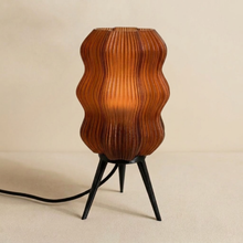 Luminária Velvet Marrom, luminária impressa em 3D da Éttore Decor, acesa em fundo neutro