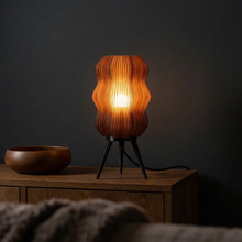 Luminária Velvet Marrom, luminária impressa em 3D da Éttore Decor, acesa num ambiente à noite