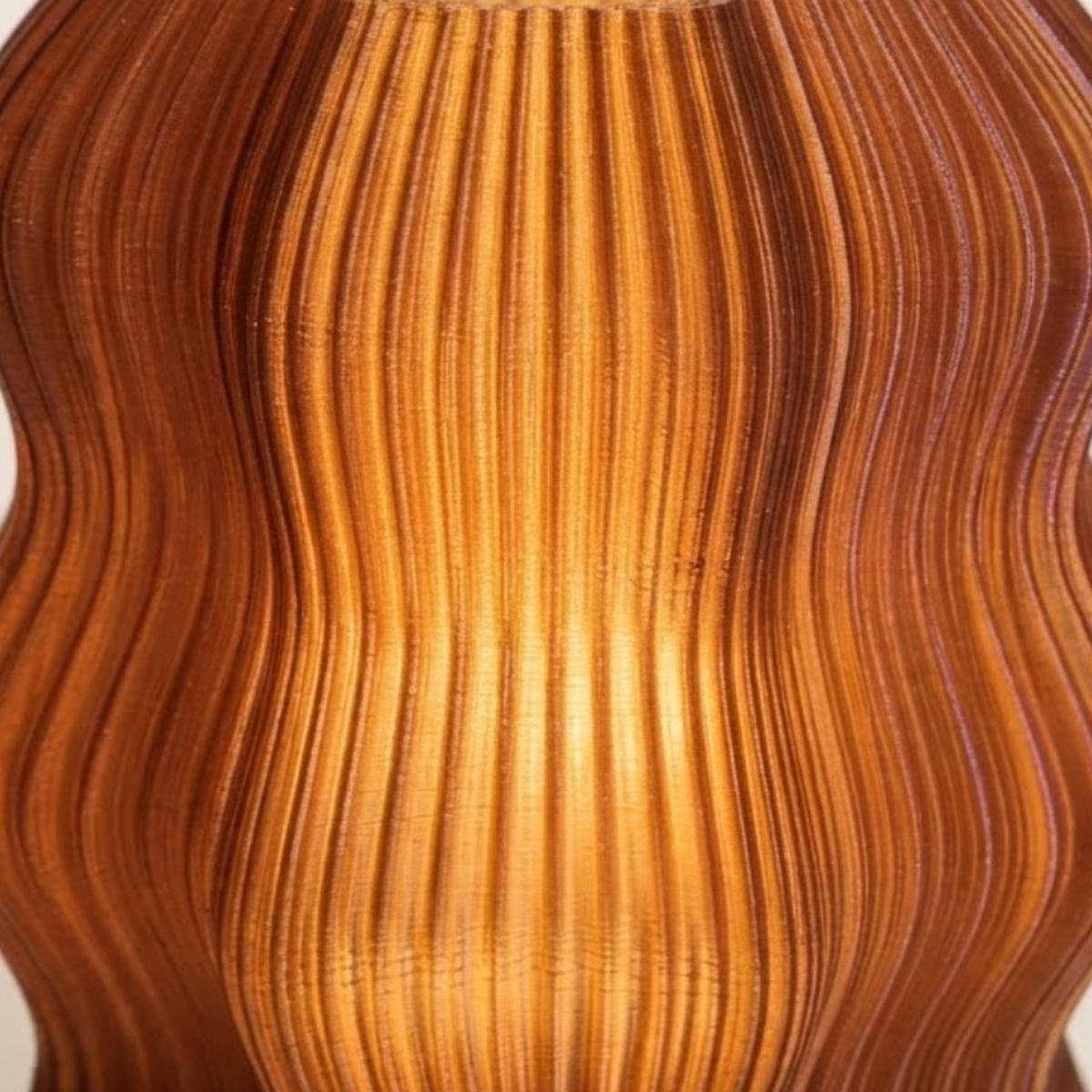 Luminária Velvet Marrom, luminária impressa em 3D da Éttore Decor, acesa, detalhe da textura