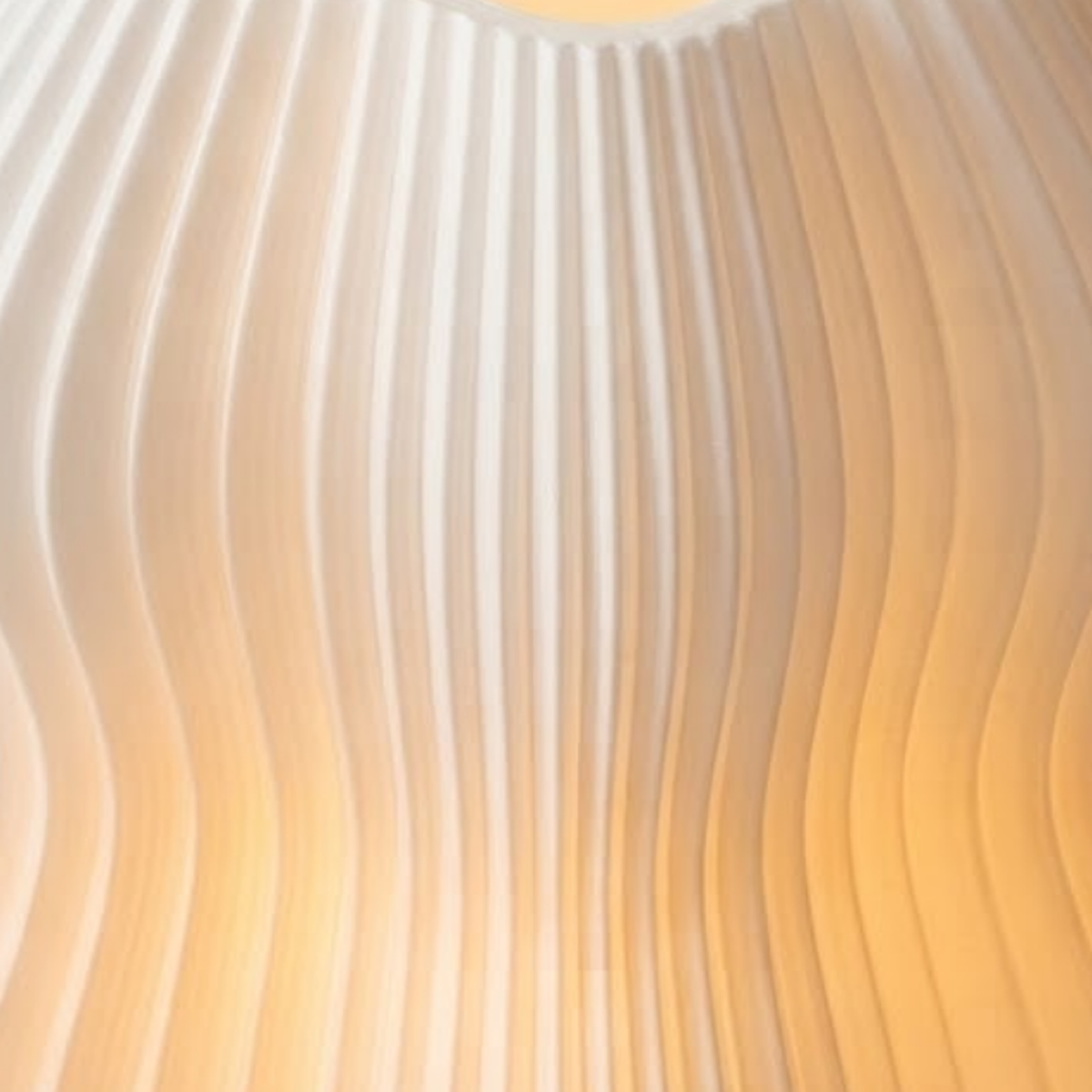 Luminária Velvet Branca, luminária impressa em 3D da Éttore Decor, acesa, detalhe da textura