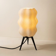 Luminária Velvet Branca, luminária impressa em 3D da Éttore Decor, acesa em fundo neutro