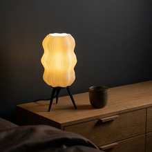 Luminária Velvet Branca, luminária impressa em 3D da Éttore Decor, acesa num ambiente à noite