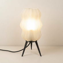 Luminária Velvet Translúcida, luminária impressa em 3D da Éttore Decor, acesa em fundo neutro