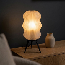 Luminária Velvet Translúcida, luminária impressa em 3D da Éttore Decor, acesa num ambiente à noite
