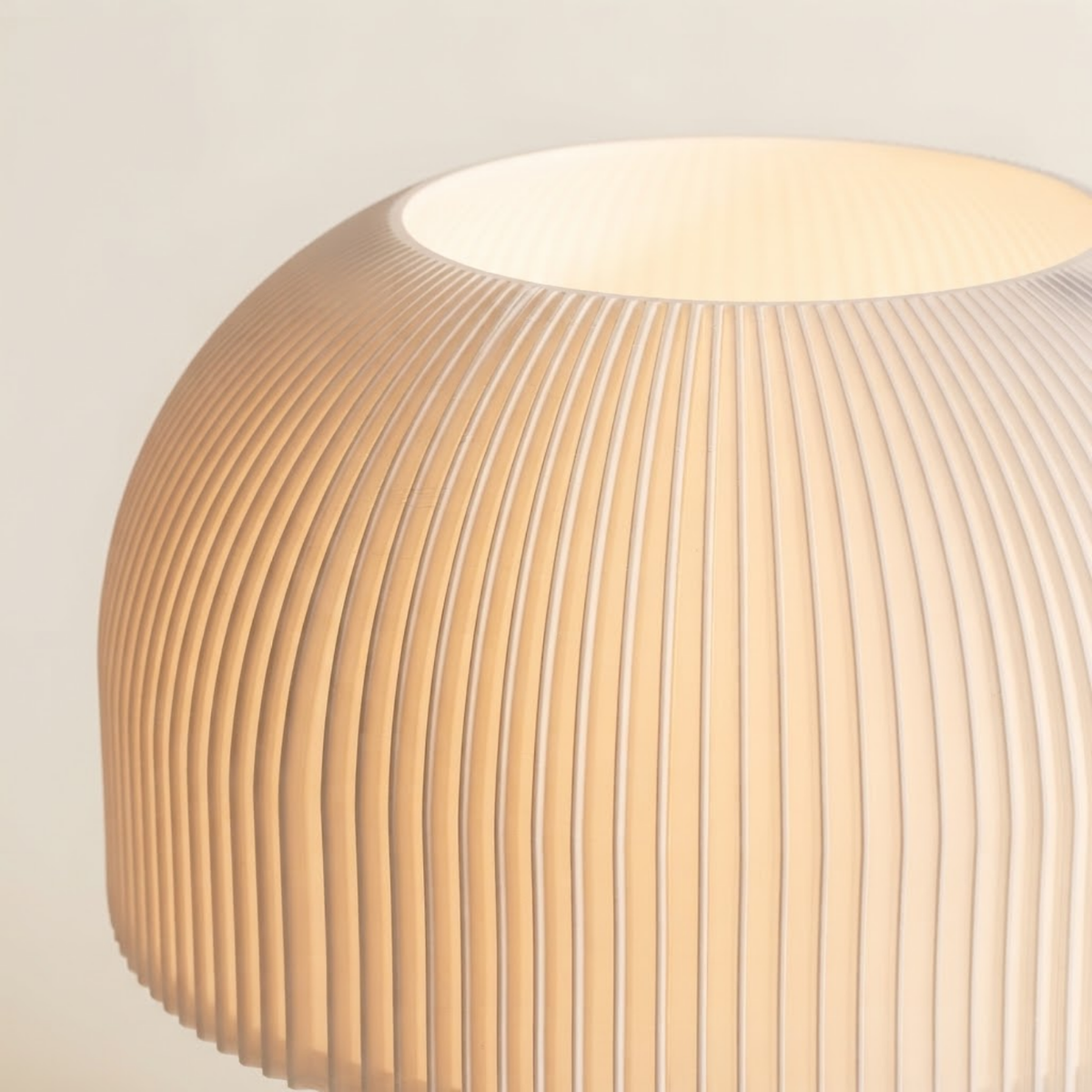 Luminária Super Cogumelo, luminária impressa em 3D da Éttore Decor, acesa, detalhe da textura