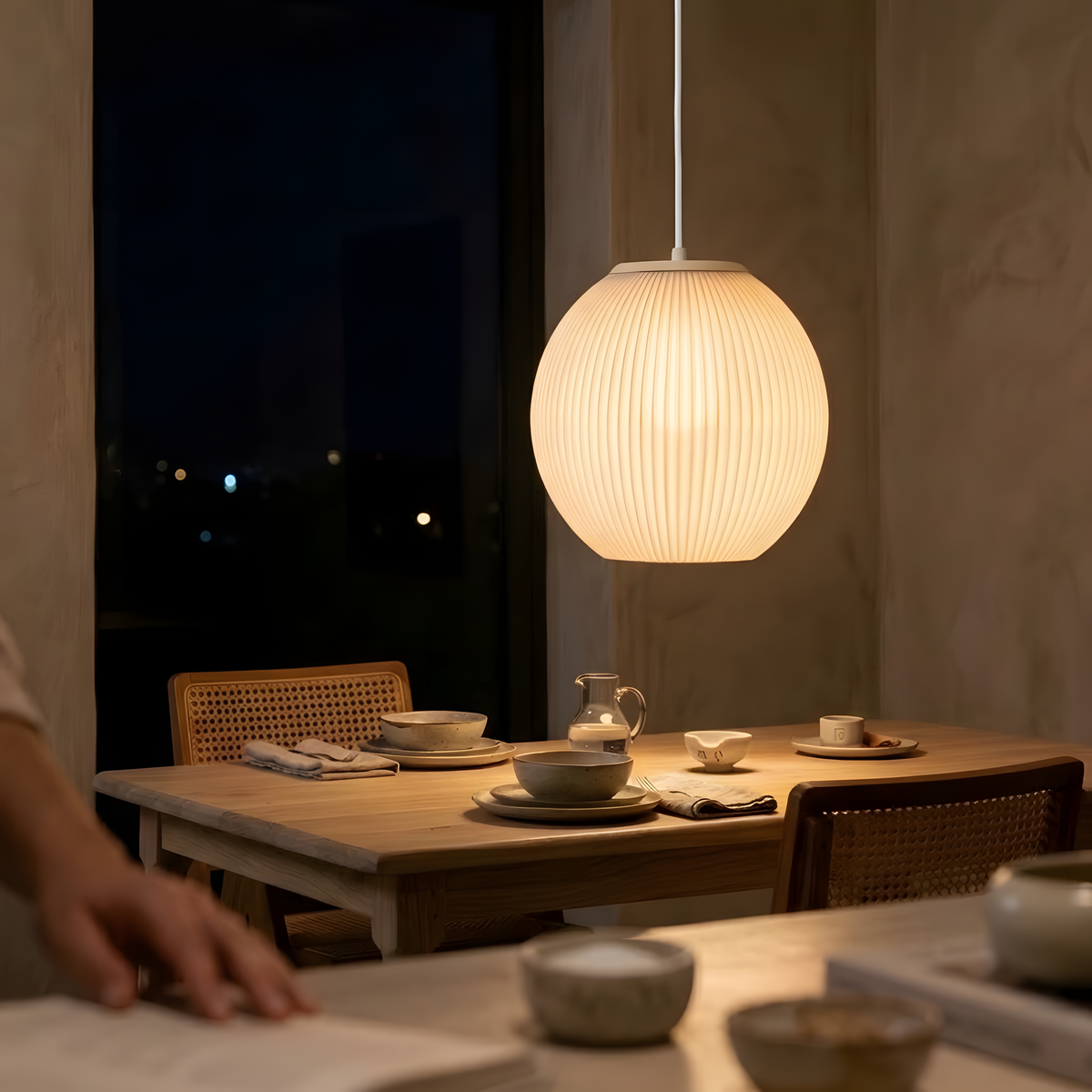 Pendente Bolla com base bege, pendente impresso em 3D da Éttore Decor, aceso num ambiente à noite