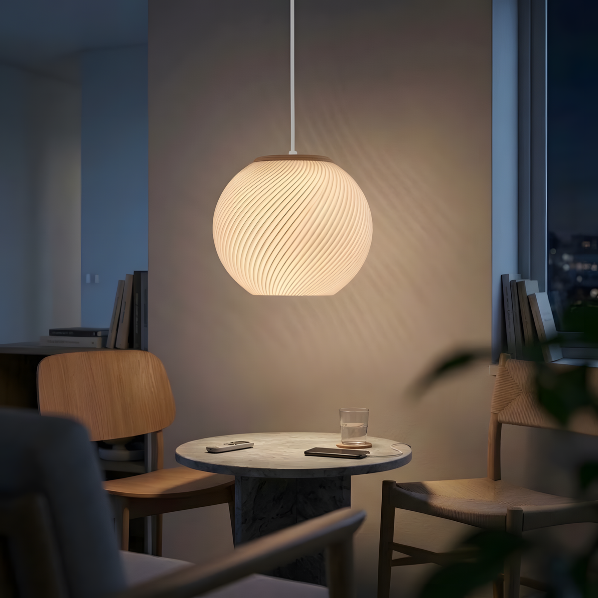 Pendente Filetto com base bege, pendente impresso em 3D da Éttore Decor, aceso num ambiente à noite
