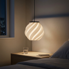 Pendente Fiora, pendente impresso em 3D da Éttore Decor, acesa num ambiente à noite