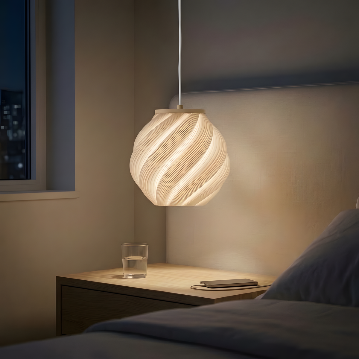 Pendente Fiora com base bege, pendente impresso em 3D da Éttore Decor, aceso num ambiente à noite