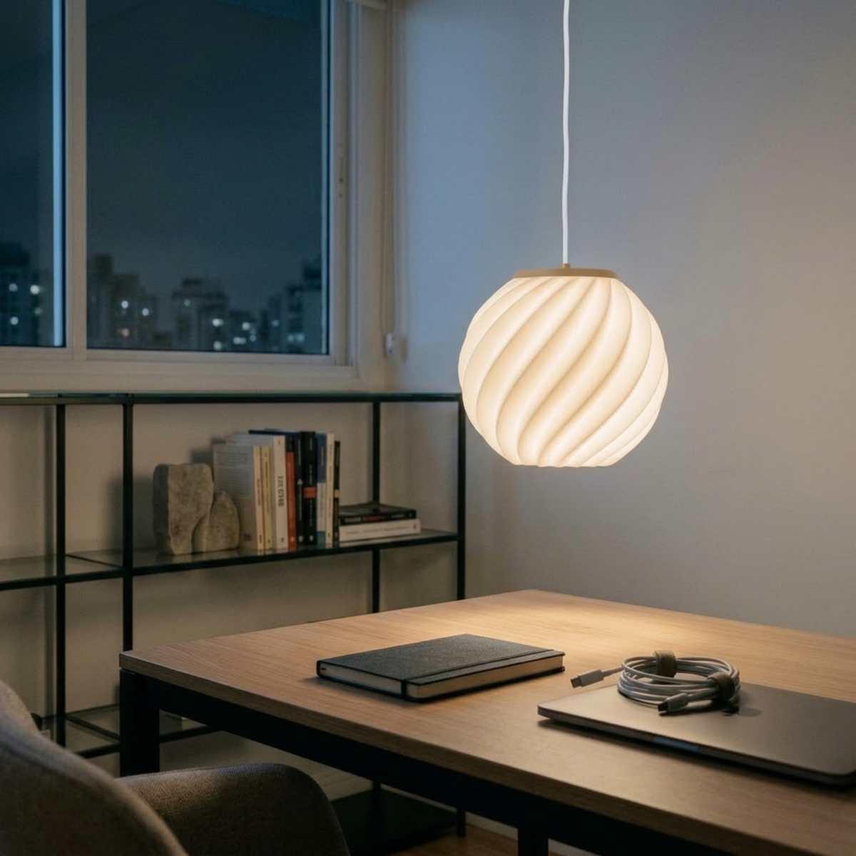 Pendente Maré com base bege, pendente impresso em 3D da Éttore Decor, aceso num ambiente à noite