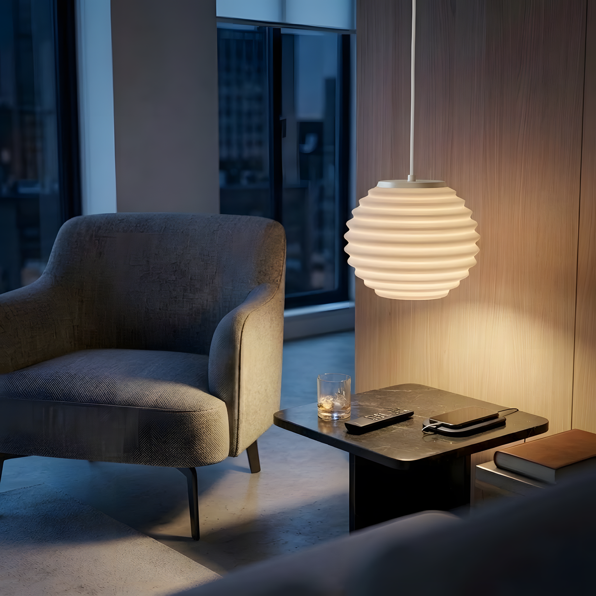 Pendente Waves com base bege, pendente impresso em 3D da Éttore Decor, aceso num ambiente à noite