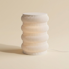 Luminária Super Argolas, luminária impressa em 3D da Éttore Decor, acesa em fundo neutro