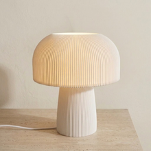 Luminária Super Cogumelo, luminária impressa em 3D da Éttore Decor, acesa em fundo neutro
